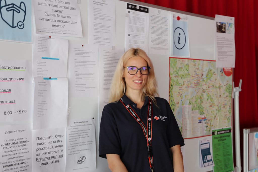 Yelizaveta Pivtoratska ist aus der Ukraine geflüchtet und arbeitet jetzt bei der DRK-Flüchtlingshilfe Brandenburg in der Potsdamer Notunterkunft in der Metropolishalle. 