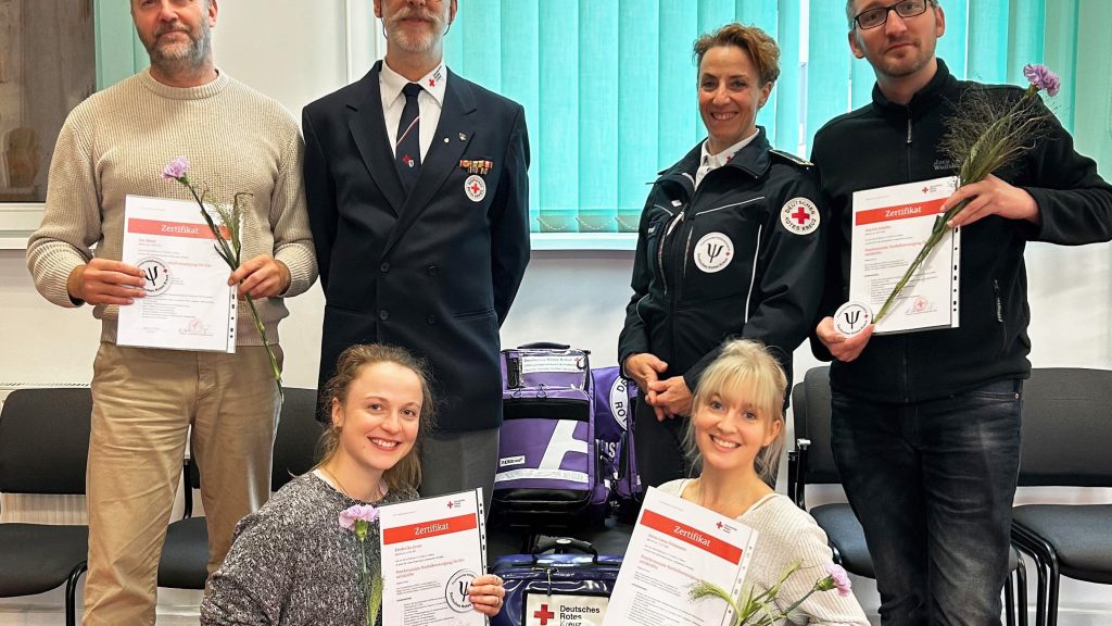 Vier neue Fachkräfte zur Psychosozialen Notfallversorgung in der Einsatznachsorgen zeigen nach erfolgreicher Prüfung ihre Zertifikate. Begleitet wurden die Ehrenamtlichen aus dem DRK-Kreisverband Märkisch-Oder-Havel-Spree von Kursleiterin Nadja Antonczik und von Fachberater Matthias Simon.