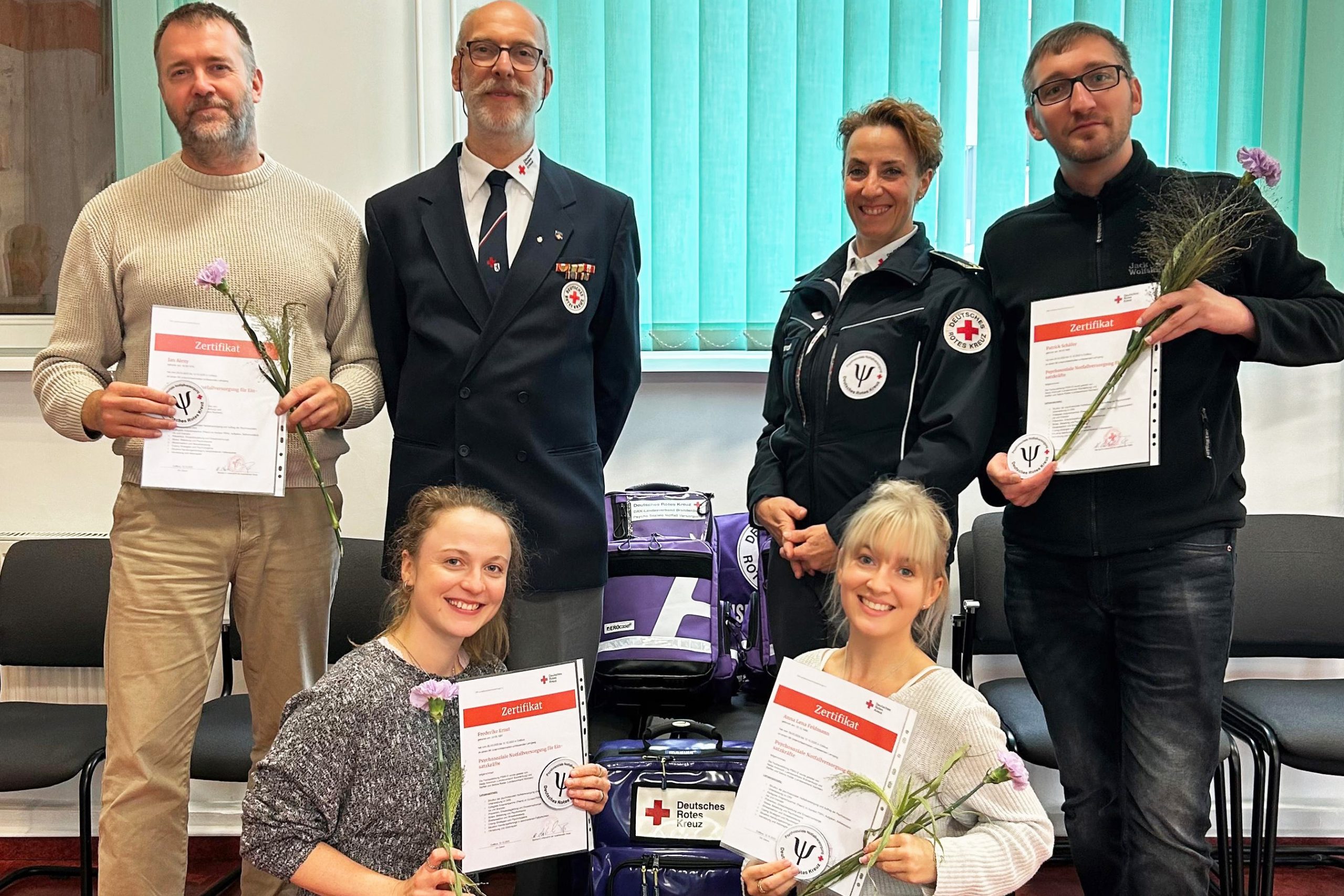 Vier neue Fachkräfte zur Psychosozialen Notfallversorgung in der Einsatznachsorgen zeigen nach erfolgreicher Prüfung ihre Zertifikate. Begleitet wurden die Ehrenamtlichen aus dem DRK-Kreisverband Märkisch-Oder-Havel-Spree von Kursleiterin Nadja Antonczik und von Fachberater Matthias Simon.