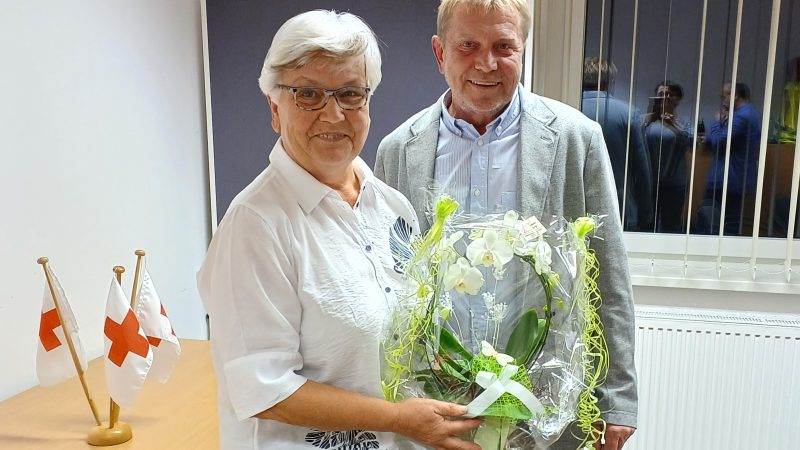 Verabschiedung der Präsidentin des DRK-Kreisverbands Bad Liebenwerda: Geschäftsführer Steffen Groth überreicht Petra Braunsdorf eine Orchidee.