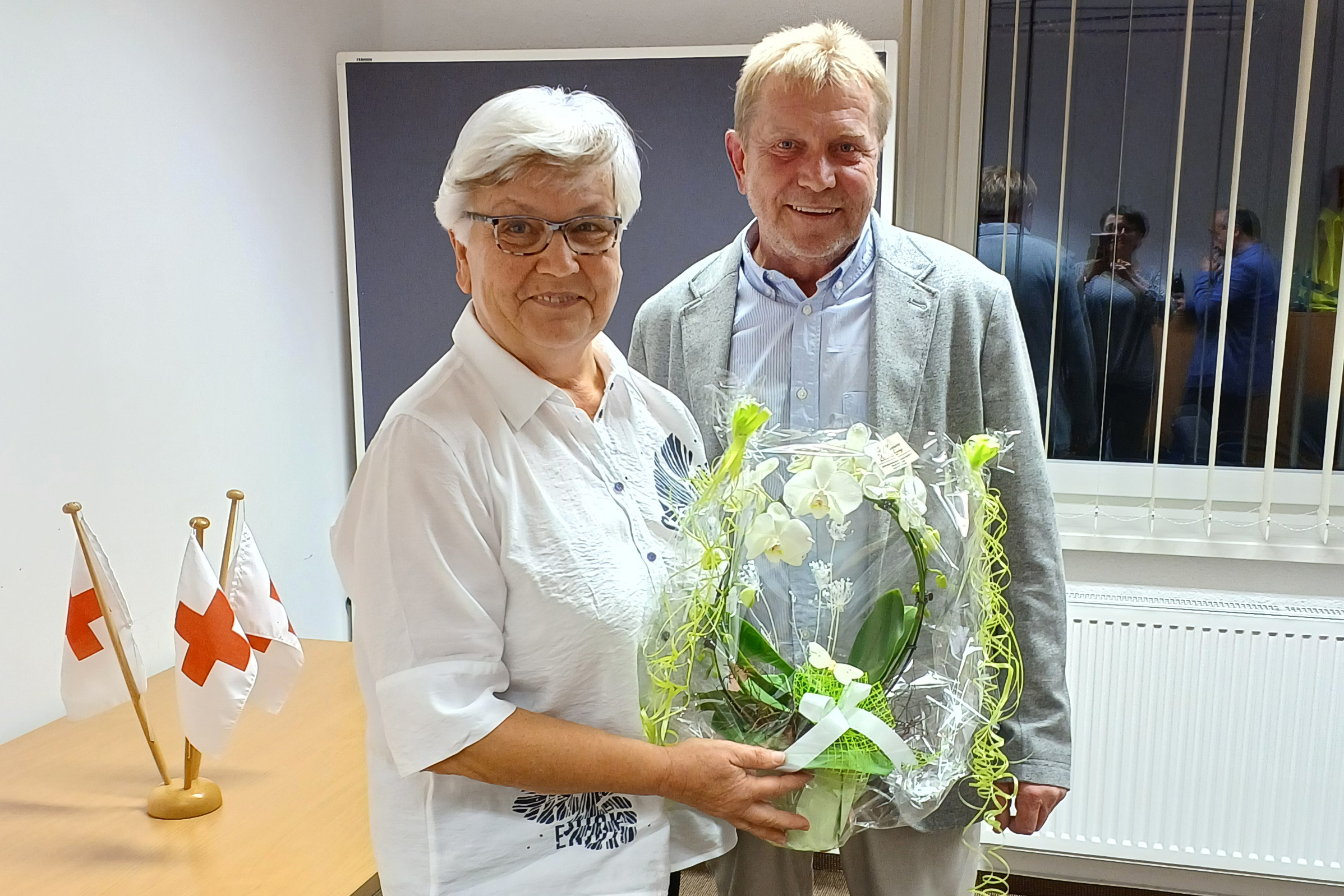 Verabschiedung der Präsidentin des DRK-Kreisverbands Bad Liebenwerda: Geschäftsführer Steffen Groth überreicht Petra Braunsdorf eine Orchidee.