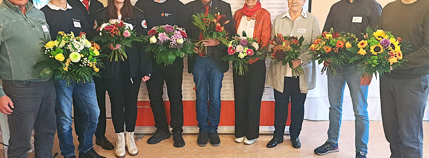 Die Mitglieder des neu gewählten Präsidiums des DRK-Kreisverband Märkisch-Oder.Havel-Spree stehen in einem Halbkreis und lächeln in die Kamera. In der Mitte steht der wiedergewählte Präsident Manfred Helbig.