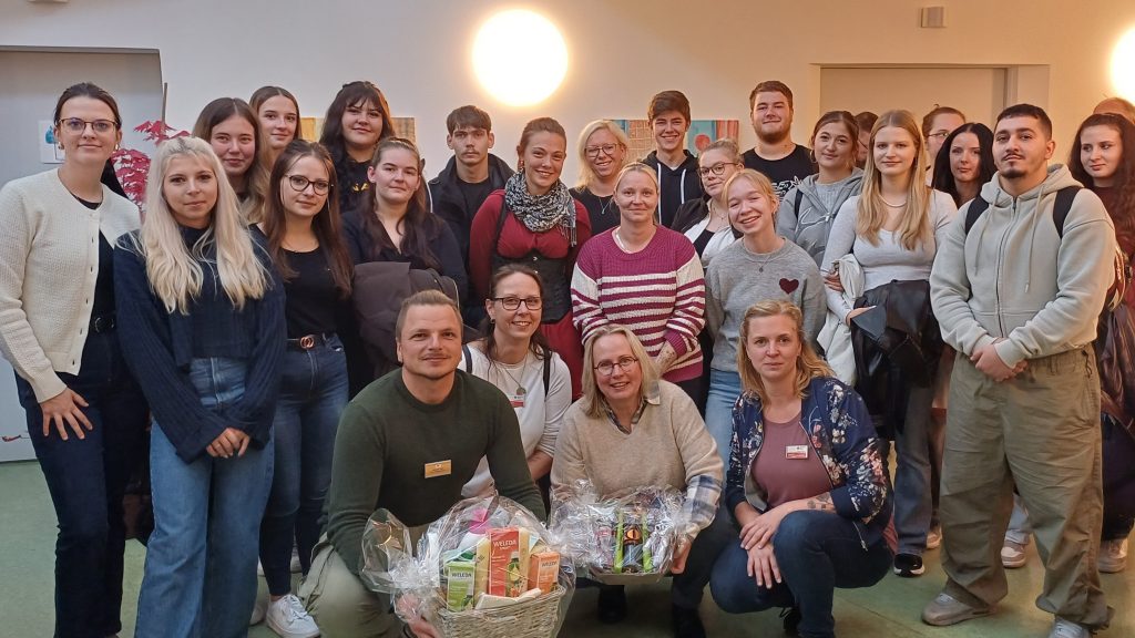Auszubildende der Pflegeschule des DRK im Kreisverband haben sich beim Besuch eines Hospizes für ein Gruppenbild aufgestellt.
