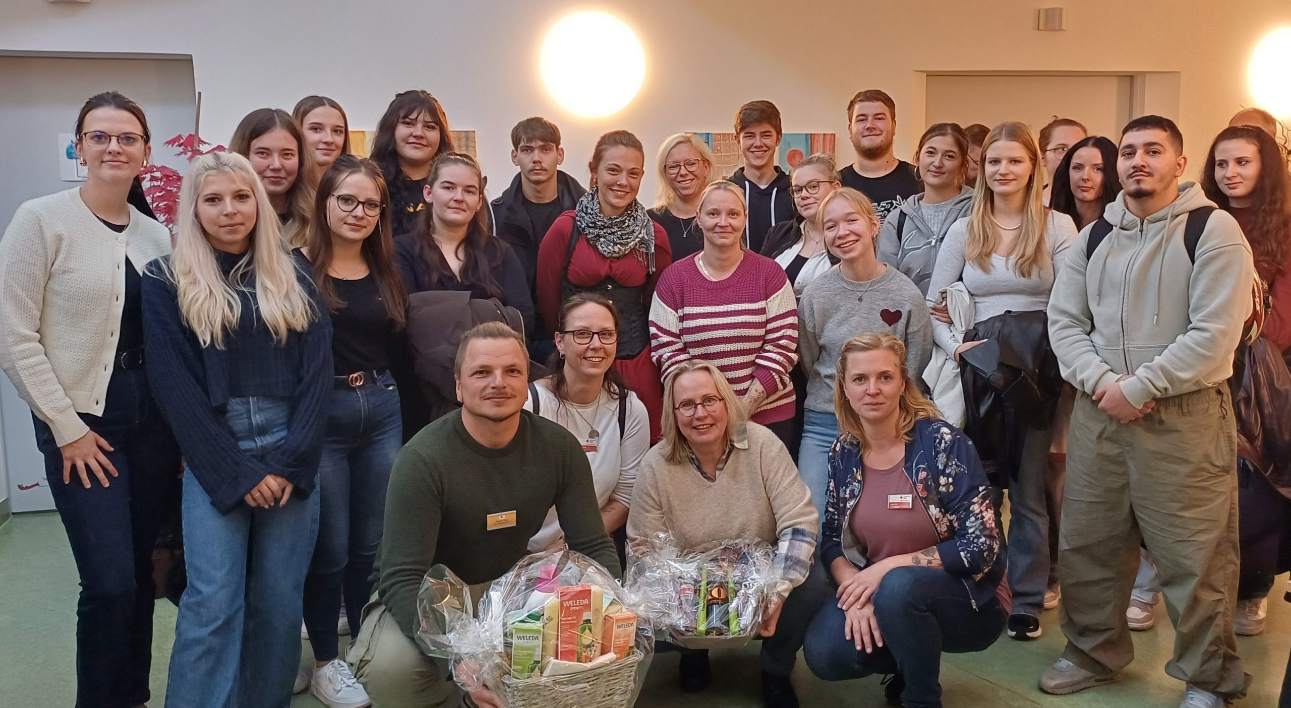 Auszubildende der Pflegeschule des DRK im Kreisverband haben sich beim Besuch eines Hospizes für ein Gruppenbild aufgestellt.
