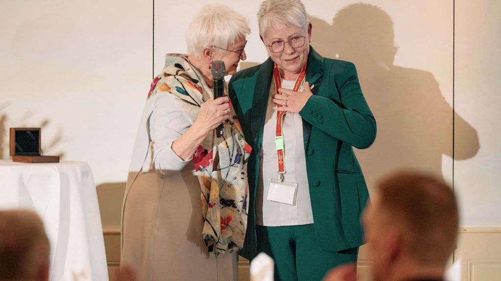 Die scheidende Präsidentin des Deutschen Roten Kreuzes, Gerda Hasselfeldt (links), bei der Auszeichnung von Karola Alfaenger vom DRK-Kreisverband Märkisch-Oder-Havel-Spree e.V. mit der Dankmedaille der Präsidentin