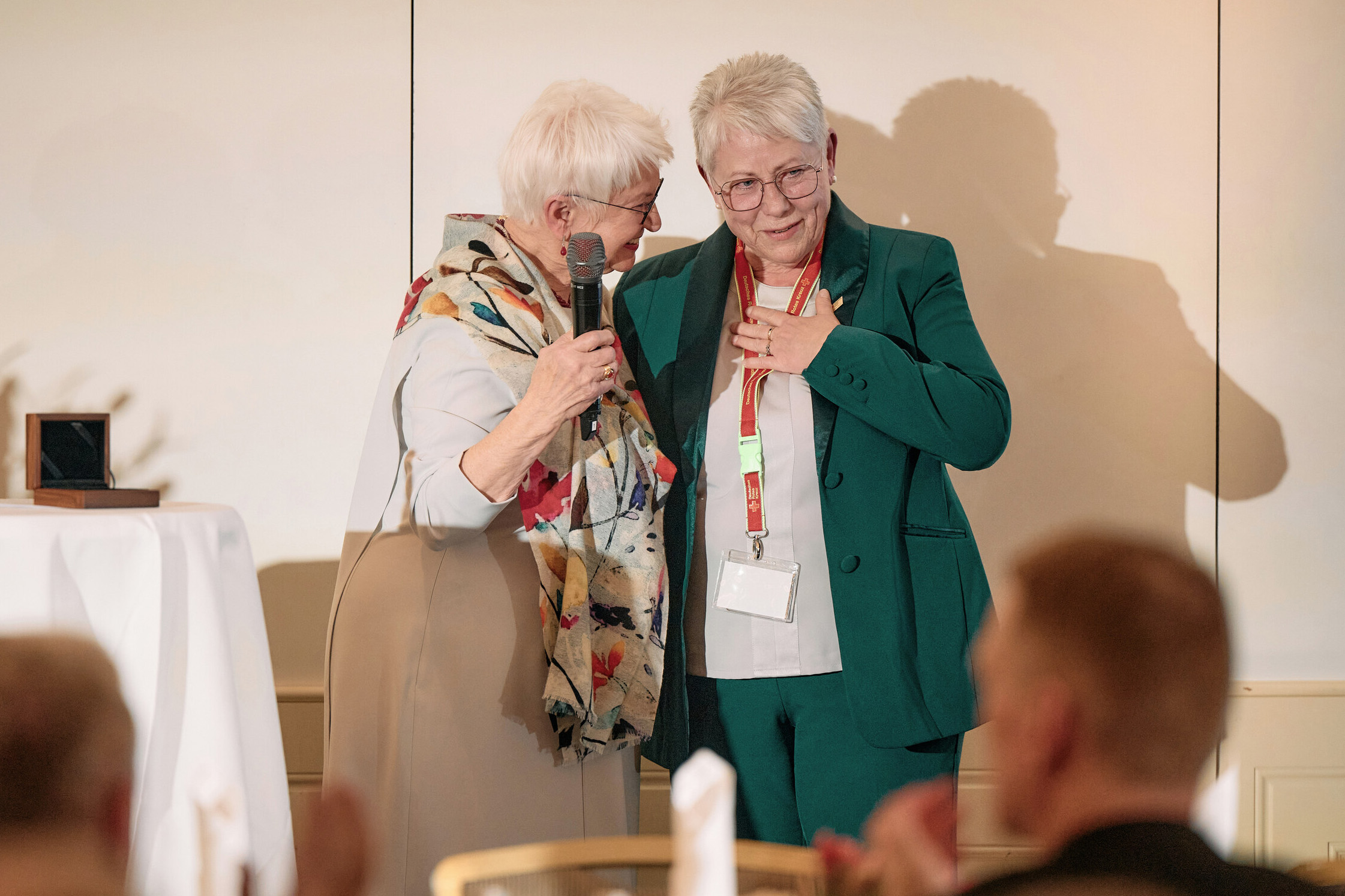 Die scheidende Präsidentin des Deutschen Roten Kreuzes, Gerda Hasselfeldt (links), bei der Auszeichnung von Karola Alfaenger vom DRK-Kreisverband Märkisch-Oder-Havel-Spree e.V. mit der Dankmedaille der Präsidentin
