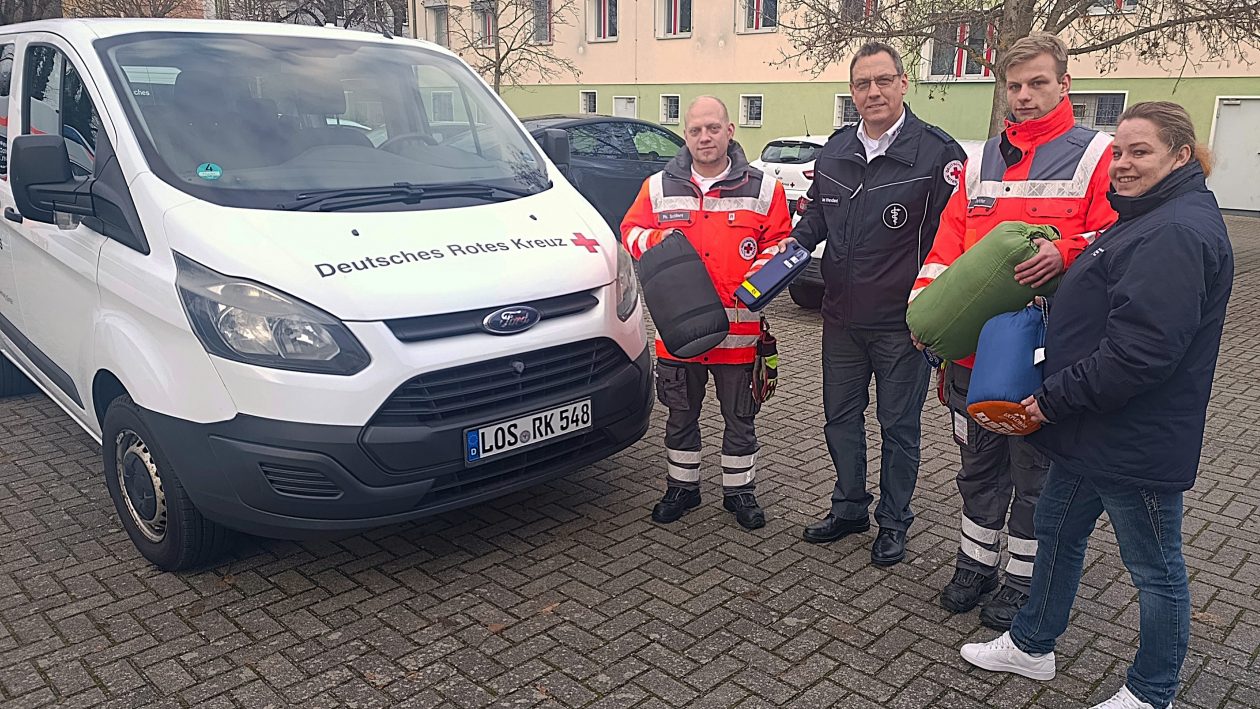 Bereitschaftsleiter Philipp Schillert, der stellvertretende Präsident Lars Wendland, Bereitschaftsmitglied Veit Zettier und Ehrenamtskoordinatorin Sabine Joeks (v. l.) neben dem Ford Custom, mit dem die Kältehilfe des DRK-Kreisverbandes Märkisch-Oder-Havel-Spree e.V. künftig in Frankfurt (Oder) unterwegs ist.