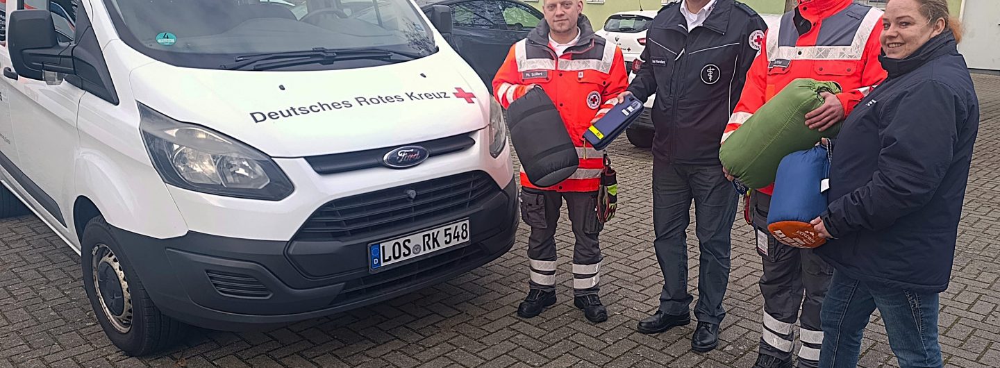 Bereitschaftsleiter Philipp Schillert, der stellvertretende Präsident Lars Wendland, Bereitschaftsmitglied Veit Zettier und Ehrenamtskoordinatorin Sabine Joeks (v. l.) neben dem Ford Custom, mit dem die Kältehilfe des DRK-Kreisverbandes Märkisch-Oder-Havel-Spree e.V. künftig in Frankfurt (Oder) unterwegs ist.