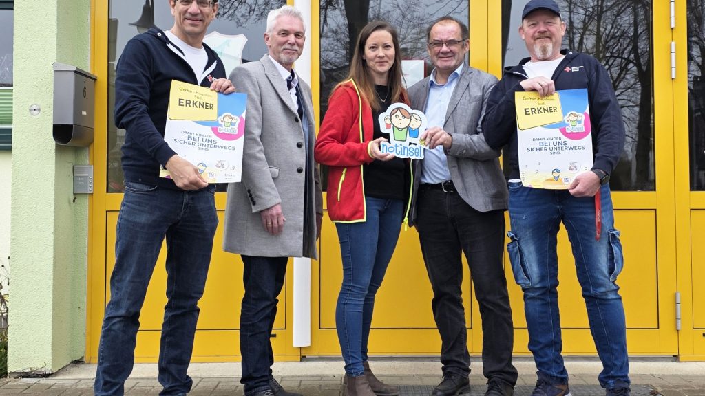 Bündnis-Koordinator Bernhard Schwiete, Bürgermeister Henryk Pilz, die Leiterin des Hortes Koboldland, Jessica Lewerenz, Schirmherr Jörg Vogelsänger und Bündnis-Koordinator Ronny Wuttke (von links) präsentieren das Notinsel-Logo und Plakate.