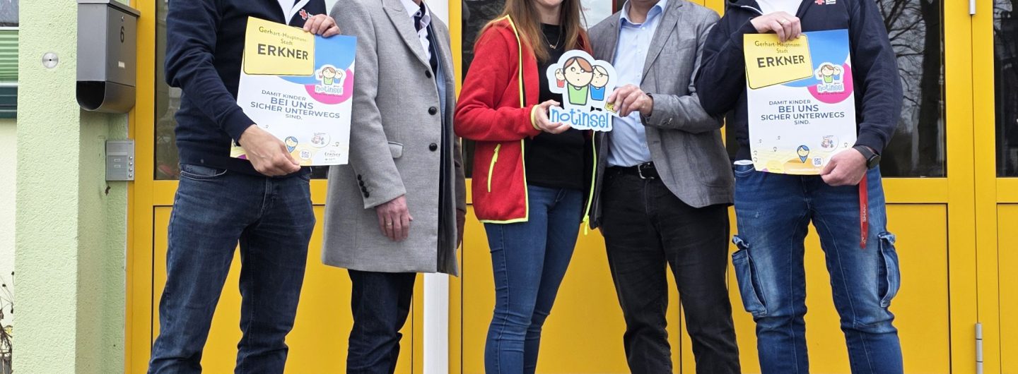 Bündnis-Koordinator Bernhard Schwiete, Bürgermeister Henryk Pilz, die Leiterin des Hortes Koboldland, Jessica Lewerenz, Schirmherr Jörg Vogelsänger und Bündnis-Koordinator Ronny Wuttke (von links) präsentieren das Notinsel-Logo und Plakate.