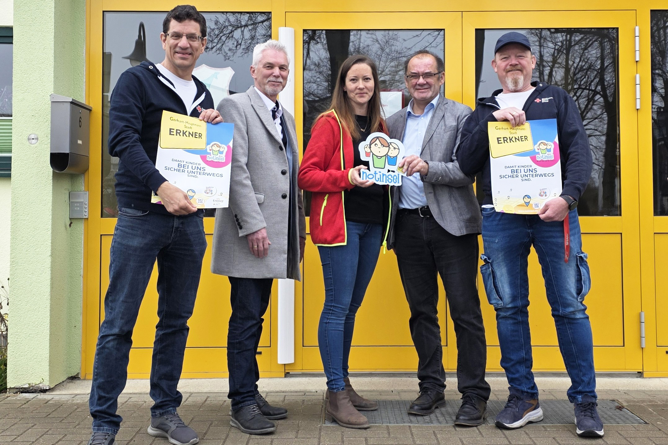 Bündnis-Koordinator Bernhard Schwiete, Bürgermeister Henryk Pilz, die Leiterin des Hortes Koboldland, Jessica Lewerenz, Schirmherr Jörg Vogelsänger und Bündnis-Koordinator Ronny Wuttke (von links) präsentieren das Notinsel-Logo und Plakate.