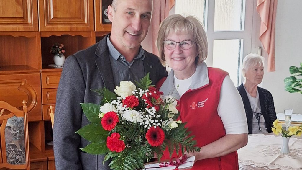 Jens Zwanzig, kommissarischer Geschäftsführer des DRK-Kreisverbands Bad Liebenwerda e.V., dankte Ilona Stephan an ihrem letzten Arbeitstage für ihr langjähriges Engagement.