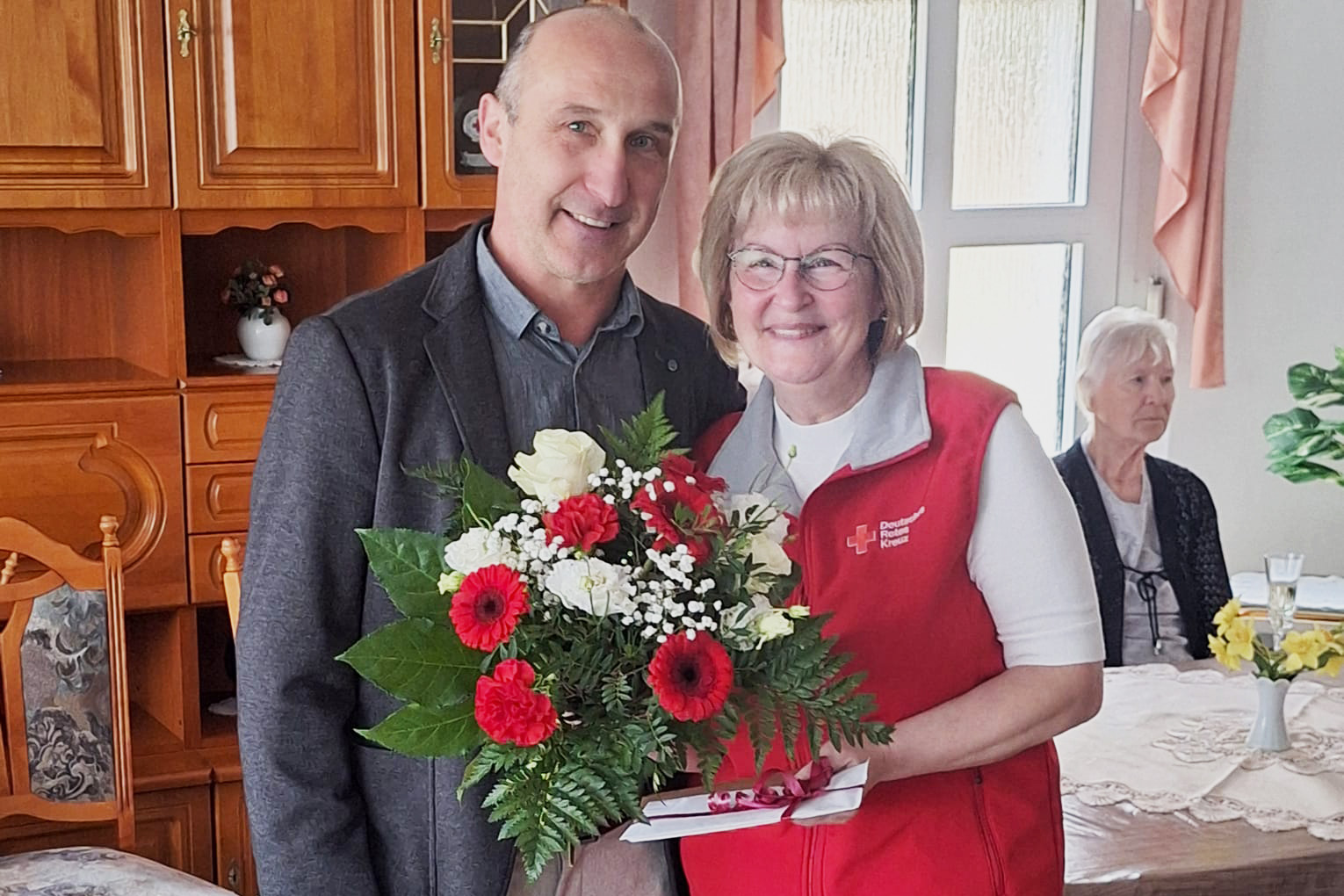Jens Zwanzig, kommissarischer Geschäftsführer des DRK-Kreisverbands Bad Liebenwerda e.V., dankte Ilona Stephan an ihrem letzten Arbeitstage für ihr langjähriges Engagement.