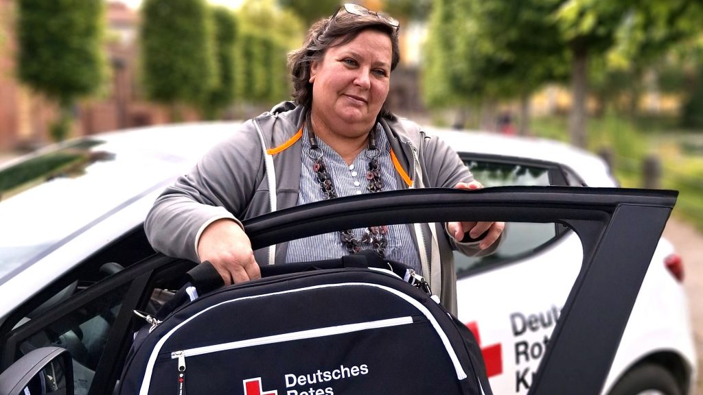 Katrin Pohle ist als Gemeindegesundheitspflegerin im DRK-Kreisverband Märkisch-Oder-Havel-Spree e.V. viel mit dem Auto unterwegs.