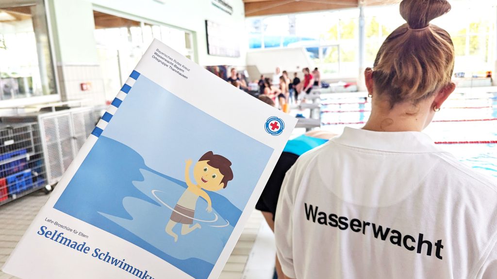 Die Wasserwachten in Brandenburg arbeiten mit dem Leitfaden Selfmade Schwimmkurs, um mehr Kindern das Lernen von Grundfähigkeiten des Schwimmens zu ermöglichen.