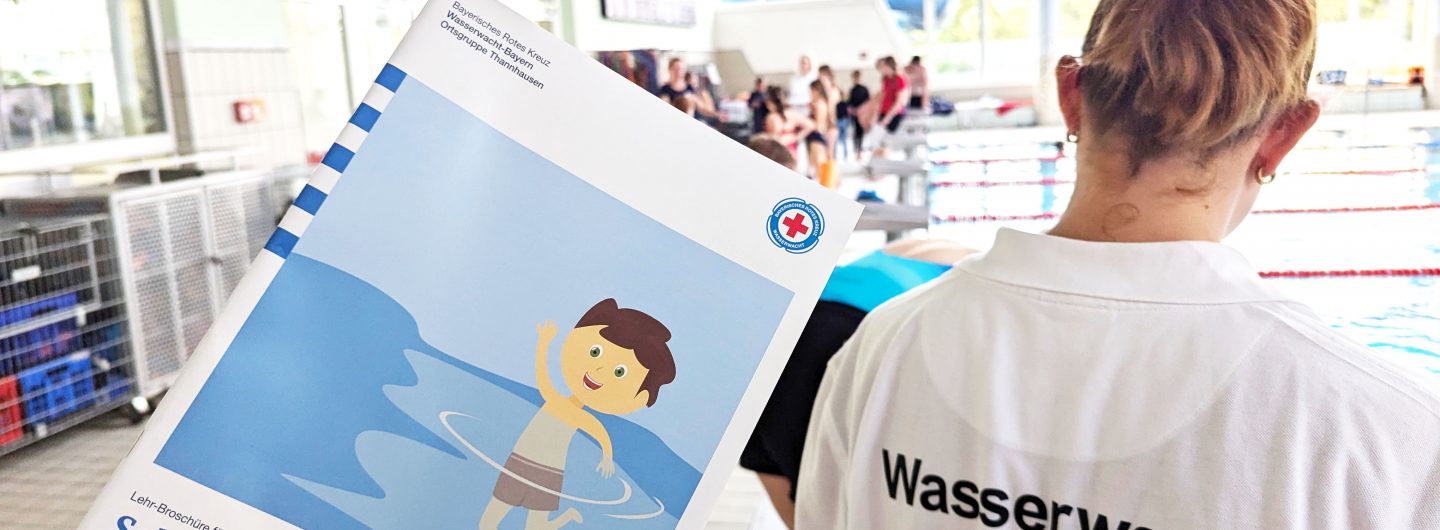 Die Wasserwachten in Brandenburg arbeiten mit dem Leitfaden Selfmade Schwimmkurs, um mehr Kindern das Lernen von Grundfähigkeiten des Schwimmens zu ermöglichen.