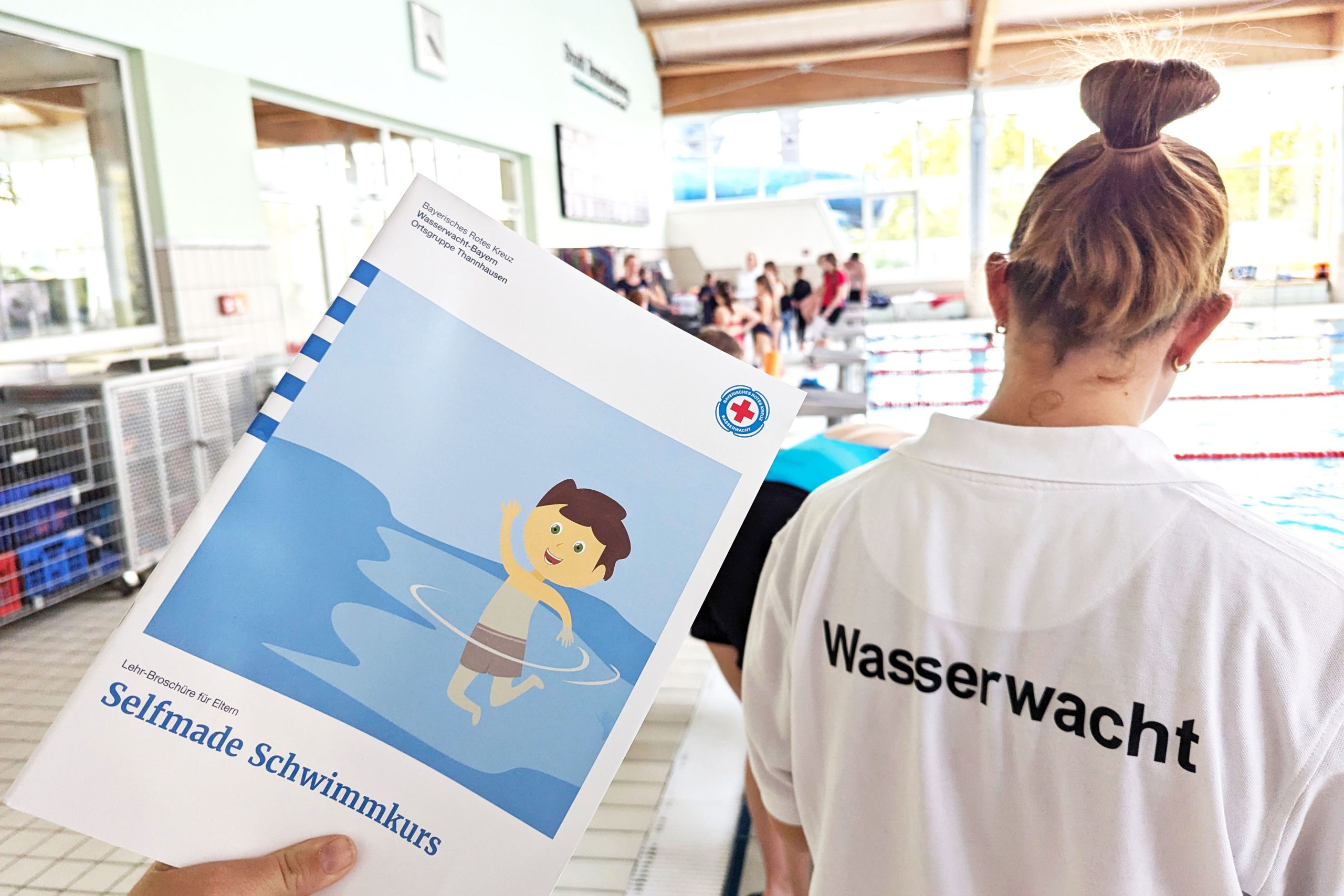Die Wasserwachten in Brandenburg arbeiten mit dem Leitfaden Selfmade Schwimmkurs, um mehr Kindern das Lernen von Grundfähigkeiten des Schwimmens zu ermöglichen.