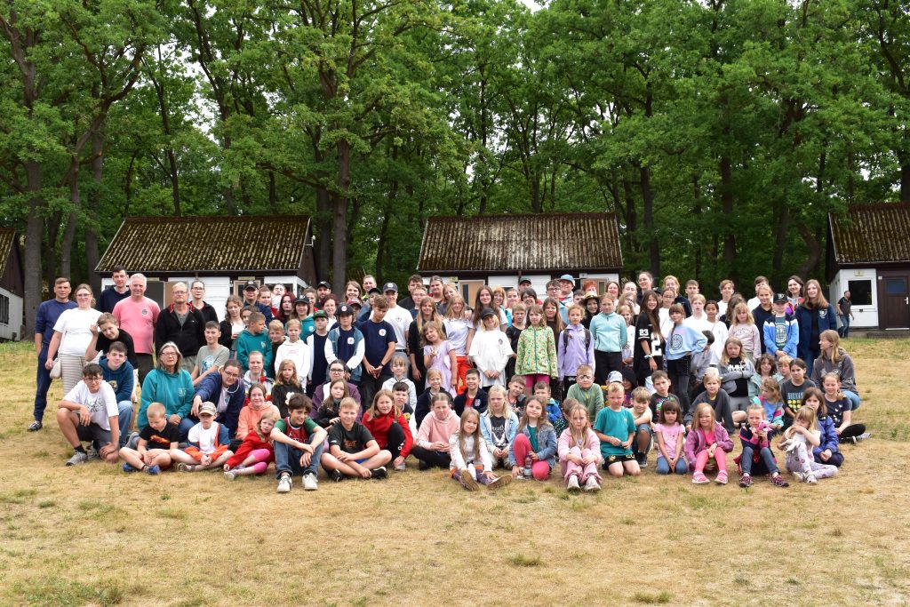 Gruppenbild der Teilnehmenden am JRK-Kidscamp 2026