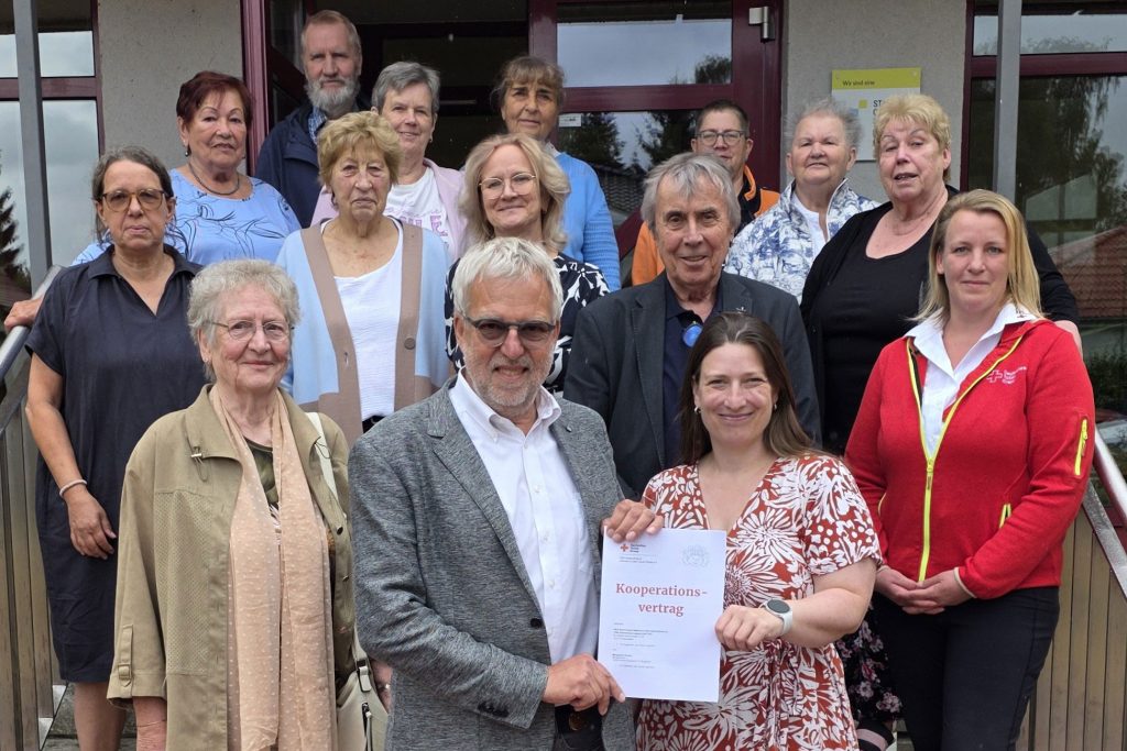 Klaus Bachmayer, Vorstandsvorsitzender des DRK-Kreisverbandes Märkisch-Oder-Havel-Spree e.V., und Bianca Elsasser, Schulleiterin der Margeriten-Schule in Borgsdorf (vorne v. l.) präsentieren mit den weiteren Projektbeteiligten den Kooperationsvertrag.