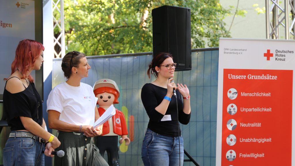 Bei der Auftaktveranstaltung des neuen Jahrgangs Freiwilligendienste des DRK-Landesverband Brandenburg e.V. berichten zwei Freiwillige von ihren Erfahrungen.