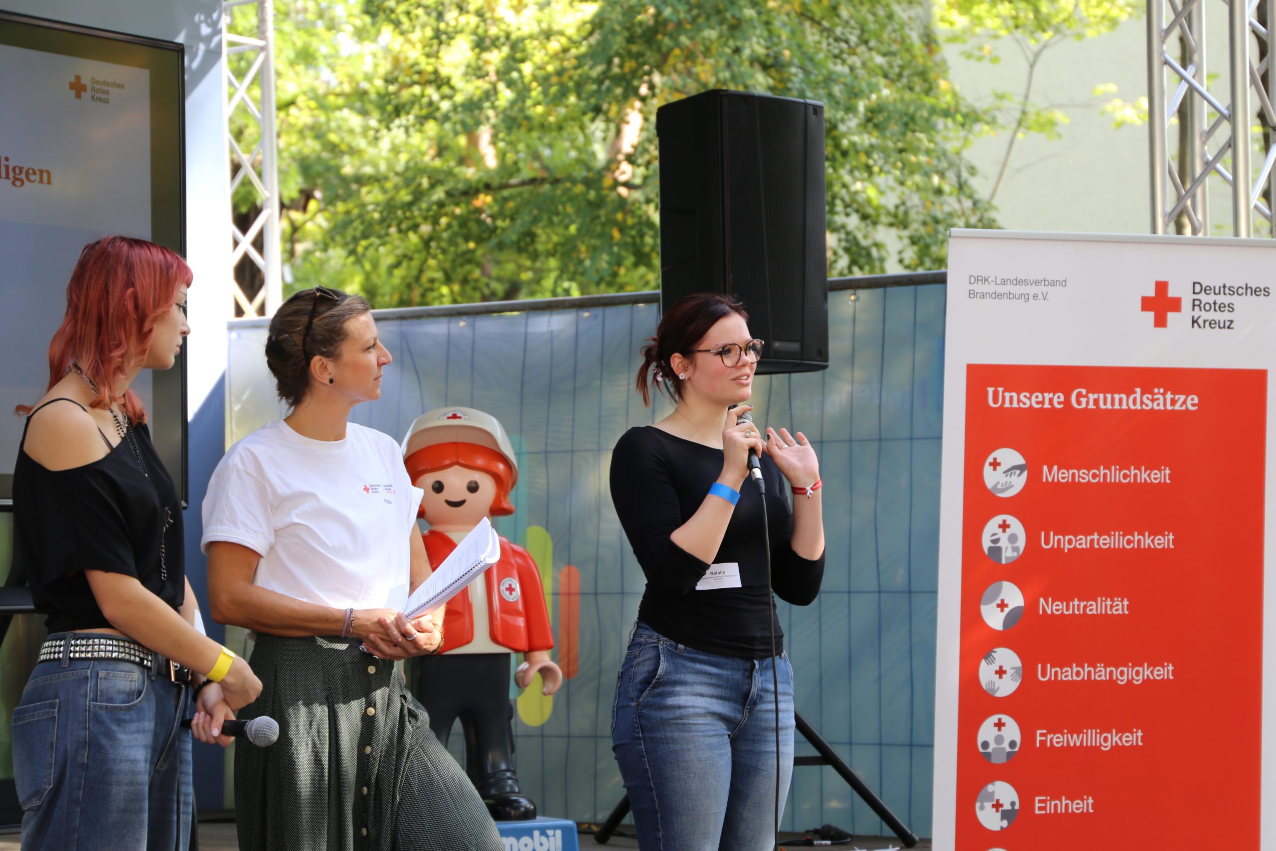 Bei der Auftaktveranstaltung des neuen Jahrgangs Freiwilligendienste des DRK-Landesverband Brandenburg e.V. berichten zwei Freiwillige von ihren Erfahrungen.