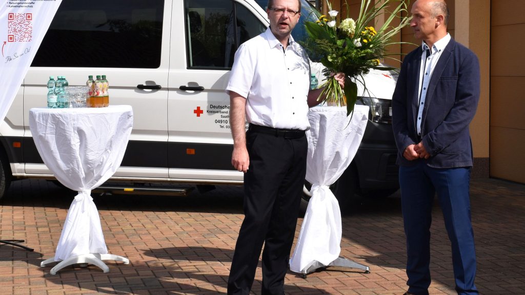 Der Präsident des DRK-Kreisverbandes Bad Liebenwerda Thomas Trobisch (l.) gratuliert dem neuen Geschäftsführer Jens Zwanzig (r.).