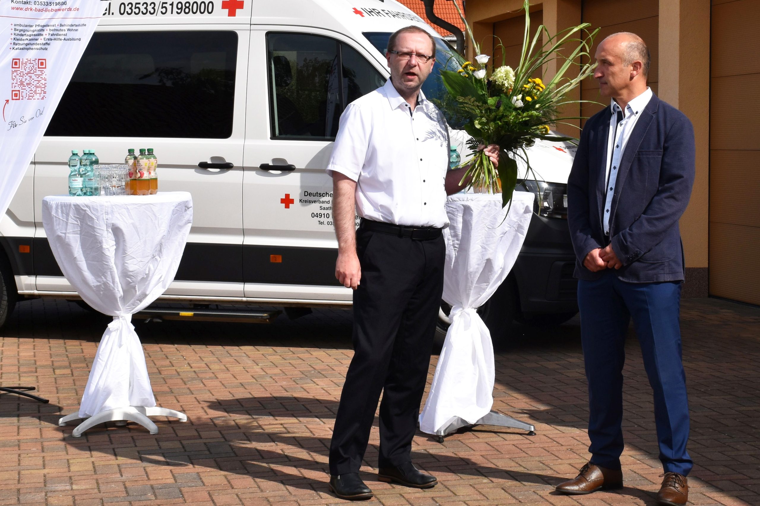 Der Präsident des DRK-Kreisverbandes Bad Liebenwerda Thomas Trobisch (l.) gratuliert dem neuen Geschäftsführer Jens Zwanzig (r.).
