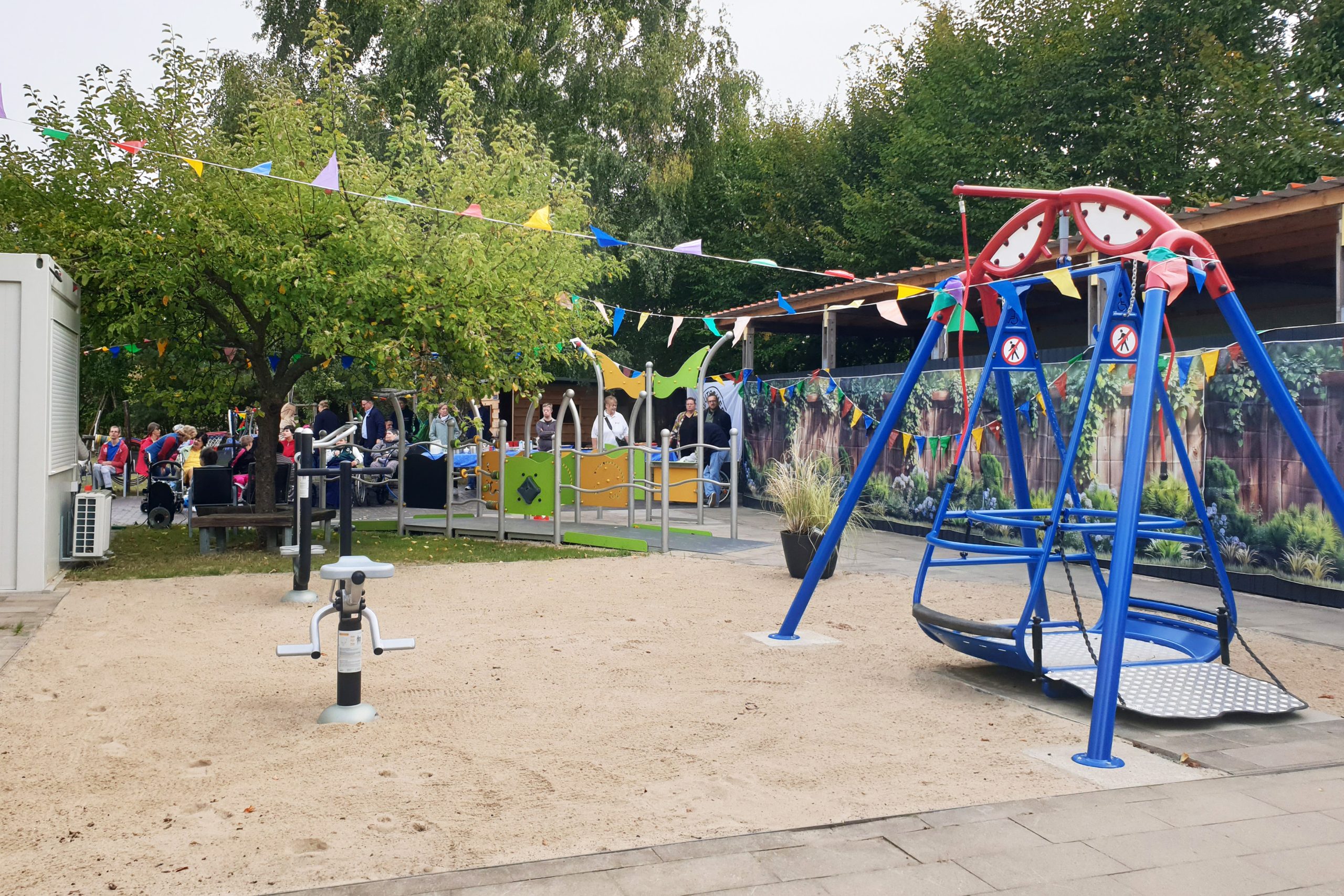 Die Besondere Wohnform Vis-à-Vis im DRK-Kreisverband Fläming-Spreewald e.V. hat einen Aktiv-Sportgarten für Menschen mit hohem Unterstützungsbedarf eröffnet.