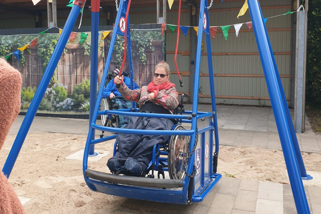 Im Aktiv-Sportgarten der Besonderen Wohnform Vis-à-Vis im DRK-Kreisverband Fläming-Spreewald gibt es unter anderem eine Rollstuhlschaukel.